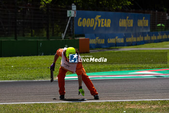 2024-04-21 - Marshals, debris during the 2024 6 Hours of Imola, 2nd round of the 2024 FIA World Endurance Championship, from April 18 to 21, 2024 on the Autodromo Internazionale Enzo e Dino Ferrari in Imola, Italy - FIA WEC - 6 HOURS OF IMOLA 2024 - ENDURANCE - MOTORS
