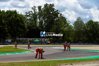 2024-04-21 - Marshals, debris during the 2024 6 Hours of Imola, 2nd round of the 2024 FIA World Endurance Championship, from April 18 to 21, 2024 on the Autodromo Internazionale Enzo e Dino Ferrari in Imola, Italy - FIA WEC - 6 HOURS OF IMOLA 2024 - ENDURANCE - MOTORS