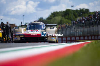 2024-04-21 - 12 STEVENS Will (gbr), NATO Norman (fra), ILOTT Callum (gbr), Hertz Team Jota, Porsche 963 #12, Hypercar, action on the grid during the 2024 6 Hours of Imola, 2nd round of the 2024 FIA World Endurance Championship, from April 18 to 21, 2024 on the Autodromo Internazionale Enzo e Dino Ferrari in Imola - FIA WEC - 6 HOURS OF IMOLA 2024 - ENDURANCE - MOTORS