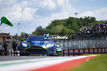 2024-04-21 - 27 JAMES Ian (usa), MANCINELLI Daniel (ita), RIBERAS Alex (spa), Heart of Racing Team, Aston Martin Vantage GT3 #27, LM GT3, action on the grid during the 2024 6 Hours of Imola, 2nd round of the 2024 FIA World Endurance Championship, from April 18 to 21, 2024 on the Autodromo Internazionale Enzo e Dino Ferrari in Imola - FIA WEC - 6 HOURS OF IMOLA 2024 - ENDURANCE - MOTORS