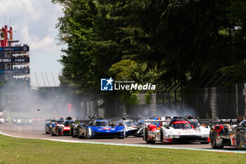 21/04/2024 - start of the race, depart accident, start during the 2024 6 Hours of Imola, 2nd round of the 2024 FIA World Endurance Championship, from April 18 to 21, 2024 on the Autodromo Internazionale Enzo e Dino Ferrari in Imola, Italy - FIA WEC - 6 HOURS OF IMOLA 2024 - ENDURANCE - MOTORI
