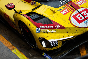 21/04/2024 - 83 KUBICA Robert (pol), SHWARTZMAN Robert (isr), YE Yifei (chn), AF Corse, Ferrari 499P #83, Hypercar, action pit stop during the 2024 6 Hours of Imola, 2nd round of the 2024 FIA World Endurance Championship, from April 18 to 21, 2024 on the Autodromo Internazionale Enzo e Dino Ferrari in Imola, Italy - FIA WEC - 6 HOURS OF IMOLA 2024 - ENDURANCE - MOTORI