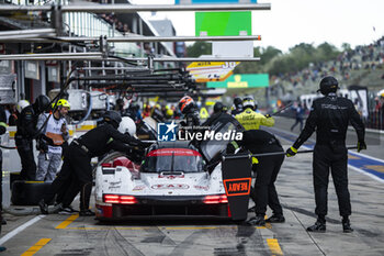 2024-04-21 - 99 TINCKNELL Harry (gbr), JANI Neel (swi), ANDLAUER Julien (fra), Proton Competition, Porsche 963 #99, Hypercar, action pit stop during the 2024 6 Hours of Imola, 2nd round of the 2024 FIA World Endurance Championship, from April 18 to 21, 2024 on the Autodromo Internazionale Enzo e Dino Ferrari in Imola - FIA WEC - 6 HOURS OF IMOLA 2024 - ENDURANCE - MOTORS