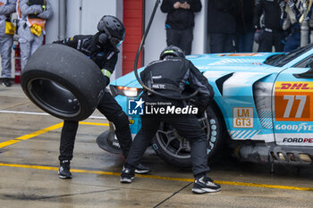 2024-04-21 - 77 BARKER Ben (gbr), HARDWICK Ryan (usa), ROBICHON Zacharie (can), Proton Competition, Ford Mustang GT3 #77, LM GT3, action pit stop during the 2024 6 Hours of Imola, 2nd round of the 2024 FIA World Endurance Championship, from April 18 to 21, 2024 on the Autodromo Internazionale Enzo e Dino Ferrari in Imola - FIA WEC - 6 HOURS OF IMOLA 2024 - ENDURANCE - MOTORS
