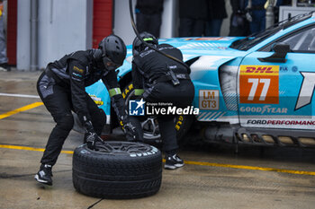 21/04/2024 - 77 BARKER Ben (gbr), HARDWICK Ryan (usa), ROBICHON Zacharie (can), Proton Competition, Ford Mustang GT3 #77, LM GT3, action pit stop during the 2024 6 Hours of Imola, 2nd round of the 2024 FIA World Endurance Championship, from April 18 to 21, 2024 on the Autodromo Internazionale Enzo e Dino Ferrari in Imola - FIA WEC - 6 HOURS OF IMOLA 2024 - ENDURANCE - MOTORI
