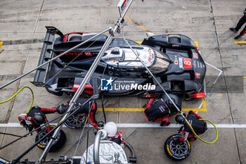 21/04/2024 - 08 BUEMI Sébastien (swi), HARTLEY Brendon (nzl), HIRAKAWA Ryo (jpn), Toyota Gazoo Racing, Toyota GR010 - Hybrid #08, Hypercar, action, pitstop, arrêt aux stands during the 2024 6 Hours of Imola, 2nd round of the 2024 FIA World Endurance Championship, from April 18 to 21, 2024 on the Autodromo Internazionale Enzo e Dino Ferrari in Imola, Qatar - FIA WEC - 6 HOURS OF IMOLA 2024 - ENDURANCE - MOTORI