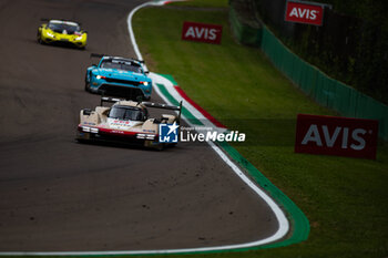 21/04/2024 - 12 STEVENS Will (gbr), NATO Norman (fra), ILOTT Callum (gbr), Hertz Team Jota, Porsche 963 #12, Hypercar, action, 77 BARKER Ben (gbr), HARDWICK Ryan (usa), ROBICHON Zacharie (can), Proton Competition, Ford Mustang GT3 #77, LM GT3, action during the 2024 6 Hours of Imola, 2nd round of the 2024 FIA World Endurance Championship, from April 18 to 21, 2024 on the Autodromo Internazionale Enzo e Dino Ferrari in Imola, Italy - FIA WEC - 6 HOURS OF IMOLA 2024 - ENDURANCE - MOTORI