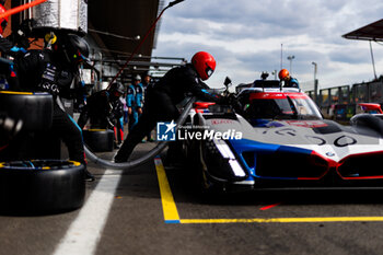 09/05/2024 - 20 VAN DER LINDE Sheldon (zaf), FRIJNS Robin (nld), RAST René (ger), BMW M Team WRT, BMW Hybrid V8 #20, Hypercar, mecaniciens, mechanics during the 2024 TotalEnergies 6 Hours of Spa-Francorchamps, 3rd round of the 2024 FIA World Endurance Championship, from May 8 to 11, 2024 on the Circuit de Spa-Francorchamps in Stavelot, Belgium - FIA WEC - 6 HOURS OF SPA-FRANCORCHAMPS 2024 - ENDURANCE - MOTORI