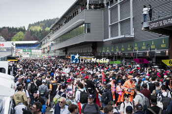2024-05-10 - fans, supporters, public, spectators, pitlane, autograph session, session autographe during the 2024 TotalEnergies 6 Hours of Spa-Francorchamps, 3rd round of the 2024 FIA World Endurance Championship, from May 8 to 11, 2024 on the Circuit de Spa-Francorchamps in Stavelot, Belgium - FIA WEC - 6 HOURS OF SPA-FRANCORCHAMPS 2024 - ENDURANCE - MOTORS
