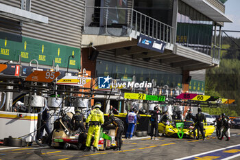 2024-05-11 - Pit stop, 38 RASMUSSEN Oliver (dnk), HANSON Philip (gbr), BUTTON Jenson (gbr), Hertz Team Jota, Porsche 963 #38, Hypercar, action during the 2024 TotalEnergies 6 Hours of Spa-Francorchamps, 3rd round of the 2024 FIA World Endurance Championship, from May 8 to 11, 2024 on the Circuit de Spa-Francorchamps in Stavelot, Belgium - FIA WEC - 6 HOURS OF SPA-FRANCORCHAMPS 2024 - ENDURANCE - MOTORS