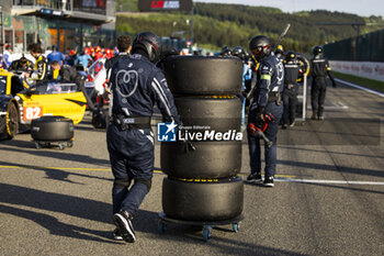 2024-05-11 - Heart of Racing Team, mecaniciens, mechanics during the 2024 TotalEnergies 6 Hours of Spa-Francorchamps, 3rd round of the 2024 FIA World Endurance Championship, from May 8 to 11, 2024 on the Circuit de Spa-Francorchamps in Stavelot, Belgium - FIA WEC - 6 HOURS OF SPA-FRANCORCHAMPS 2024 - ENDURANCE - MOTORS