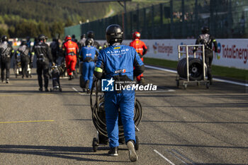 2024-05-11 - Alpine Endurance Team, mecaniciens, mechanics during the 2024 TotalEnergies 6 Hours of Spa-Francorchamps, 3rd round of the 2024 FIA World Endurance Championship, from May 8 to 11, 2024 on the Circuit de Spa-Francorchamps in Stavelot, Belgium - FIA WEC - 6 HOURS OF SPA-FRANCORCHAMPS 2024 - ENDURANCE - MOTORS