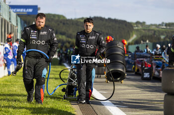 2024-05-11 - BMW M Team WRT mecaniciens, mechanics during the 2024 TotalEnergies 6 Hours of Spa-Francorchamps, 3rd round of the 2024 FIA World Endurance Championship, from May 8 to 11, 2024 on the Circuit de Spa-Francorchamps in Stavelot, Belgium - FIA WEC - 6 HOURS OF SPA-FRANCORCHAMPS 2024 - ENDURANCE - MOTORS