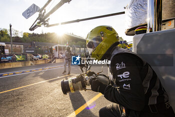 2024-05-11 - Peugeot TotalEnergies pit stop during the 2024 TotalEnergies 6 Hours of Spa-Francorchamps, 3rd round of the 2024 FIA World Endurance Championship, from May 8 to 11, 2024 on the Circuit de Spa-Francorchamps in Stavelot, Belgium - FIA WEC - 6 HOURS OF SPA-FRANCORCHAMPS 2024 - ENDURANCE - MOTORS