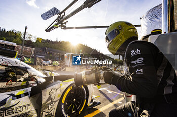 2024-05-11 - Peugeot TotalEnergies pit stop during the 2024 TotalEnergies 6 Hours of Spa-Francorchamps, 3rd round of the 2024 FIA World Endurance Championship, from May 8 to 11, 2024 on the Circuit de Spa-Francorchamps in Stavelot, Belgium - FIA WEC - 6 HOURS OF SPA-FRANCORCHAMPS 2024 - ENDURANCE - MOTORS