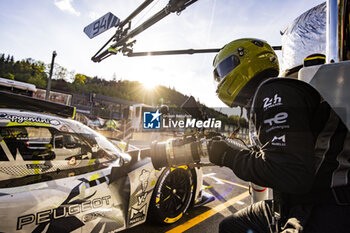 2024-05-11 - Peugeot TotalEnergies pit stop during the 2024 TotalEnergies 6 Hours of Spa-Francorchamps, 3rd round of the 2024 FIA World Endurance Championship, from May 8 to 11, 2024 on the Circuit de Spa-Francorchamps in Stavelot, Belgium - FIA WEC - 6 HOURS OF SPA-FRANCORCHAMPS 2024 - ENDURANCE - MOTORS