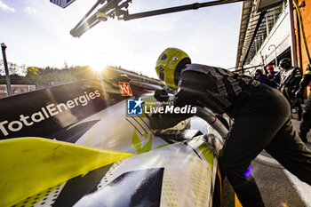 2024-05-11 - Peugeot TotalEnergies pit stop during the 2024 TotalEnergies 6 Hours of Spa-Francorchamps, 3rd round of the 2024 FIA World Endurance Championship, from May 8 to 11, 2024 on the Circuit de Spa-Francorchamps in Stavelot, Belgium - FIA WEC - 6 HOURS OF SPA-FRANCORCHAMPS 2024 - ENDURANCE - MOTORS