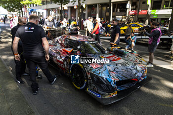 2024-06-07 - 20 VAN DER LINDE Sheldon (zaf), FRIJNS Robin (nld), RAST René (ger), BMW M Team WRT, BMW Hybrid V8 #20, Hypercar, FIA WEC, ambiance during the Scrutineering of the 2024 24 Hours of Le Mans, 4th round of the 2024 FIA World Endurance Championship, on the Place de la République, from June 7 to 8, 2024 in Le Mans, France - 24 HEURES DU MANS 2024 - SCRUTINEERING - ENDURANCE - MOTORS