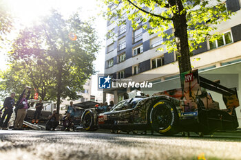 2024-06-07 - 20 VAN DER LINDE Sheldon (zaf), FRIJNS Robin (nld), RAST René (ger), BMW M Team WRT, BMW Hybrid V8 #20, Hypercar, FIA WEC, ambiance during the Scrutineering of the 2024 24 Hours of Le Mans, 4th round of the 2024 FIA World Endurance Championship, on the Place de la République, from June 7 to 8, 2024 in Le Mans, France - 24 HEURES DU MANS 2024 - SCRUTINEERING - ENDURANCE - MOTORS