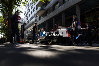 2024-06-07 - 15 VANTHOOR Dries (bel), MARCIELLO Raffaele (swi), WITTMANN Marco (ger), BMW M Team WRT, BMW Hybrid V8 #15, Hypercar, FIA WEC, ambiance during the Scrutineering of the 2024 24 Hours of Le Mans, 4th round of the 2024 FIA World Endurance Championship, on the Place de la République, from June 7 to 8, 2024 in Le Mans, France - 24 HEURES DU MANS 2024 - SCRUTINEERING - ENDURANCE - MOTORS