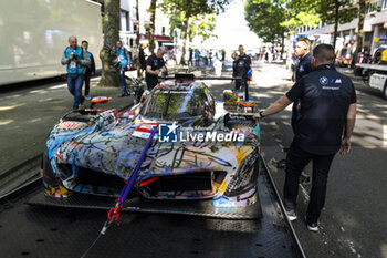 2024-06-07 - 20 VAN DER LINDE Sheldon (zaf), FRIJNS Robin (nld), RAST René (ger), BMW M Team WRT, BMW Hybrid V8 #20, Hypercar, FIA WEC, ambiance during the Scrutineering of the 2024 24 Hours of Le Mans, 4th round of the 2024 FIA World Endurance Championship, on the Place de la République, from June 7 to 8, 2024 in Le Mans, France - 24 HEURES DU MANS 2024 - SCRUTINEERING - ENDURANCE - MOTORS