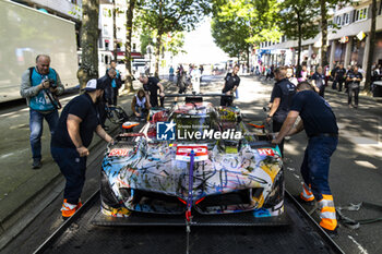 2024-06-07 - 20 VAN DER LINDE Sheldon (zaf), FRIJNS Robin (nld), RAST René (ger), BMW M Team WRT, BMW Hybrid V8 #20, Hypercar, FIA WEC, ambiance during the Scrutineering of the 2024 24 Hours of Le Mans, 4th round of the 2024 FIA World Endurance Championship, on the Place de la République, from June 7 to 8, 2024 in Le Mans, France - 24 HEURES DU MANS 2024 - SCRUTINEERING - ENDURANCE - MOTORS