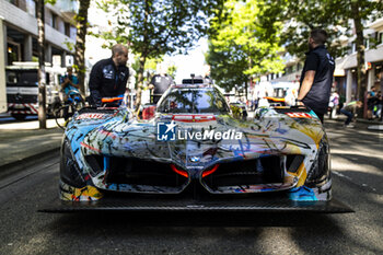 2024-06-07 - 20 VAN DER LINDE Sheldon (zaf), FRIJNS Robin (nld), RAST René (ger), BMW M Team WRT, BMW Hybrid V8 #20, Hypercar, FIA WEC, ambiance during the Scrutineering of the 2024 24 Hours of Le Mans, 4th round of the 2024 FIA World Endurance Championship, on the Place de la République, from June 7 to 8, 2024 in Le Mans, France - 24 HEURES DU MANS 2024 - SCRUTINEERING - ENDURANCE - MOTORS