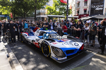 2024-06-07 - 15 VANTHOOR Dries (bel), MARCIELLO Raffaele (swi), WITTMANN Marco (ger), BMW M Team WRT, BMW Hybrid V8 #15, Hypercar, FIA WEC, ambiance during the Scrutineering of the 2024 24 Hours of Le Mans, 4th round of the 2024 FIA World Endurance Championship, on the Place de la République, from June 7 to 8, 2024 in Le Mans, France - 24 HEURES DU MANS 2024 - SCRUTINEERING - ENDURANCE - MOTORS