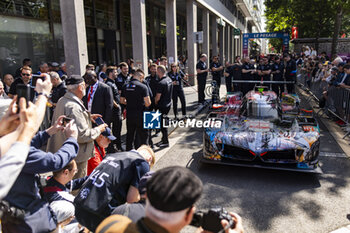 2024-06-07 - 20 VAN DER LINDE Sheldon (zaf), FRIJNS Robin (nld), RAST René (ger), BMW M Team WRT, BMW Hybrid V8 #20, Hypercar, FIA WEC, ambiance during the Scrutineering of the 2024 24 Hours of Le Mans, 4th round of the 2024 FIA World Endurance Championship, on the Place de la République, from June 7 to 8, 2024 in Le Mans, France - 24 HEURES DU MANS 2024 - SCRUTINEERING - ENDURANCE - MOTORS