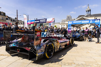 2024-06-07 - 20 VAN DER LINDE Sheldon (zaf), FRIJNS Robin (nld), RAST René (ger), BMW M Team WRT, BMW Hybrid V8 #20, Hypercar, FIA WEC, ambiance during the Scrutineering of the 2024 24 Hours of Le Mans, 4th round of the 2024 FIA World Endurance Championship, on the Place de la République, from June 7 to 8, 2024 in Le Mans, France - 24 HEURES DU MANS 2024 - SCRUTINEERING - ENDURANCE - MOTORS