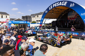 2024-06-07 - 20 VAN DER LINDE Sheldon (zaf), FRIJNS Robin (nld), RAST René (ger), BMW M Team WRT, BMW Hybrid V8 #20, Hypercar, FIA WEC, ambiance during the Scrutineering of the 2024 24 Hours of Le Mans, 4th round of the 2024 FIA World Endurance Championship, on the Place de la République, from June 7 to 8, 2024 in Le Mans, France - 24 HEURES DU MANS 2024 - SCRUTINEERING - ENDURANCE - MOTORS