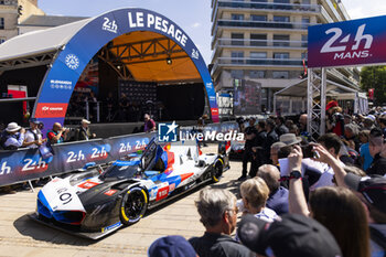 2024-06-07 - 15 VANTHOOR Dries (bel), MARCIELLO Raffaele (swi), WITTMANN Marco (ger), BMW M Team WRT, BMW Hybrid V8 #15, Hypercar, FIA WEC, ambiance during the Scrutineering of the 2024 24 Hours of Le Mans, 4th round of the 2024 FIA World Endurance Championship, on the Place de la République, from June 7 to 8, 2024 in Le Mans, France - 24 HEURES DU MANS 2024 - SCRUTINEERING - ENDURANCE - MOTORS