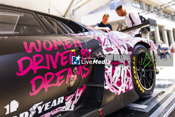 2024-06-07 - 85 BOVY Sarah (bel), FREY Rahel (swi), GATTING Michelle (dnk), Iron Dames, Lamborghini Huracan GT3 Evo2 #85, LM GT3, FIA WEC, ambiance during the Scrutineering of the 2024 24 Hours of Le Mans, 4th round of the 2024 FIA World Endurance Championship, on the Place de la République, from June 7 to 8, 2024 in Le Mans, France - 24 HEURES DU MANS 2024 - SCRUTINEERING - ENDURANCE - MOTORS