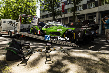 2024-06-07 - 19 GROSJEAN Romain (fra), CALDARELLI Andrea (ita), CAIROLI Matteo (ita), Lamborghini Iron Lynx, Lamborghini SC63 #19, Hypercar, ambiance during the Scrutineering of the 2024 24 Hours of Le Mans, 4th round of the 2024 FIA World Endurance Championship, on the Place de la République, from June 7 to 8, 2024 in Le Mans, France - 24 HEURES DU MANS 2024 - SCRUTINEERING - ENDURANCE - MOTORS