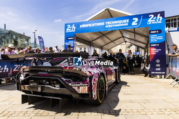 2024-06-07 - 85 BOVY Sarah (bel), FREY Rahel (swi), GATTING Michelle (dnk), Iron Dames, Lamborghini Huracan GT3 Evo2 #85, LM GT3, FIA WEC, ambiance during the Scrutineering of the 2024 24 Hours of Le Mans, 4th round of the 2024 FIA World Endurance Championship, on the Place de la République, from June 7 to 8, 2024 in Le Mans, France - 24 HEURES DU MANS 2024 - SCRUTINEERING - ENDURANCE - MOTORS