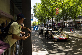 2024-06-07 - 38 RASMUSSEN Oliver (dnk), HANSON Philip (gbr), BUTTON Jenson (gbr), Hertz Team Jota, Porsche 963 #38, Hypercar, FIA WEC, ambiance during the Scrutineering of the 2024 24 Hours of Le Mans, 4th round of the 2024 FIA World Endurance Championship, on the Place de la République, from June 7 to 8, 2024 in Le Mans, France - 24 HEURES DU MANS 2024 - SCRUTINEERING - ENDURANCE - MOTORS