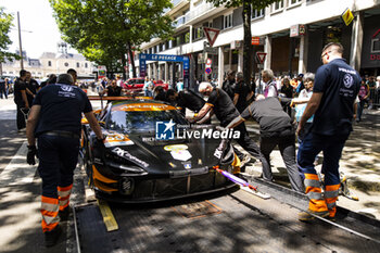 2024-06-07 - 59 SAUCY Grégoire (swi), COTTINGHAM James (gbr), COSTA Nicolas (bra), United Autosports, McLaren 720S GT3 Evo #59, LM GT3, FIA WEC, ambiance during the Scrutineering of the 2024 24 Hours of Le Mans, 4th round of the 2024 FIA World Endurance Championship, on the Place de la République, from June 7 to 8, 2024 in Le Mans, France - 24 HEURES DU MANS 2024 - SCRUTINEERING - ENDURANCE - MOTORS