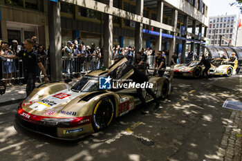 2024-06-07 - 12 STEVENS Will (gbr), ILOTT Callum (gbr), NATO Norman (fra), Hertz Team Jota, Porsche 963 #12, Hypercar, FIA WEC, ambiance during the Scrutineering of the 2024 24 Hours of Le Mans, 4th round of the 2024 FIA World Endurance Championship, on the Place de la République, from June 7 to 8, 2024 in Le Mans, France - 24 HEURES DU MANS 2024 - SCRUTINEERING - ENDURANCE - MOTORS