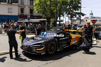 2024-06-07 - 95 SATO Marino (jpn), PINO Nico (chl), HAMAGHUCHI Hiroshi (jpn), United Autosports, McLaren 720S GT3 Evo #95, LM GT3, FIA WEC, ambiance during the Scrutineering of the 2024 24 Hours of Le Mans, 4th round of the 2024 FIA World Endurance Championship, on the Place de la République, from June 7 to 8, 2024 in Le Mans, France - 24 HEURES DU MANS 2024 - SCRUTINEERING - ENDURANCE - MOTORS