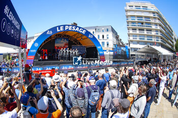 2024-06-07 - ambiance during the Scrutineering of the 2024 24 Hours of Le Mans, 4th round of the 2024 FIA World Endurance Championship, on the Place de la République, from June 7 to 8, 2024 in Le Mans, France - 24 HEURES DU MANS 2024 - SCRUTINEERING - ENDURANCE - MOTORS