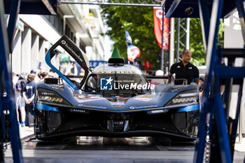 2024-06-07 - 35 MILESI Charles (fra), HABSBURG-Lothringen Ferdinand (aut), CHATIN Paul-Loup (fra), Alpine Endurance Team #35, Alpine A424, Hypercar, FIA WEC, ambiance during the Scrutineering of the 2024 24 Hours of Le Mans, 4th round of the 2024 FIA World Endurance Championship, on the Place de la République, from June 7 to 8, 2024 in Le Mans, France - 24 HEURES DU MANS 2024 - SCRUTINEERING - ENDURANCE - MOTORS