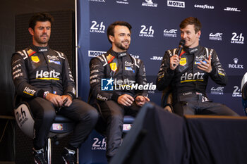 2024-06-07 - ILOTT Callum (gbr), Hertz Team Jota, Porsche 963 #12, Hypercar, FIA WEC, portrait during the Scrutineering of the 2024 24 Hours of Le Mans, 4th round of the 2024 FIA World Endurance Championship, on the Place de la République, from June 7 to 8, 2024 in Le Mans, France - 24 HEURES DU MANS 2024 - SCRUTINEERING - ENDURANCE - MOTORS