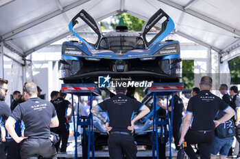 2024-06-07 - 35 MILESI Charles (fra), HABSBURG-Lothringen Ferdinand (aut), CHATIN Paul-Loup (fra), Alpine Endurance Team #35, Alpine A424, Hypercar, FIA WEC, ambiance during the Scrutineering of the 2024 24 Hours of Le Mans, 4th round of the 2024 FIA World Endurance Championship, on the Place de la République, from June 7 to 8, 2024 in Le Mans, France - 24 HEURES DU MANS 2024 - SCRUTINEERING - ENDURANCE - MOTORS