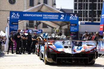 2024-06-07 - 35 MILESI Charles (fra), HABSBURG-Lothringen Ferdinand (aut), CHATIN Paul-Loup (fra), Alpine Endurance Team #35, Alpine A424, Hypercar, FIA WEC, ambiance during the Scrutineering of the 2024 24 Hours of Le Mans, 4th round of the 2024 FIA World Endurance Championship, on the Place de la République, from June 7 to 8, 2024 in Le Mans, France - 24 HEURES DU MANS 2024 - SCRUTINEERING - ENDURANCE - MOTORS