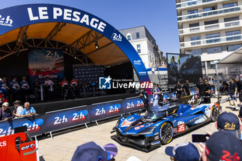 2024-06-07 - 35 MILESI Charles (fra), HABSBURG-Lothringen Ferdinand (aut), CHATIN Paul-Loup (fra), Alpine Endurance Team #35, Alpine A424, Hypercar, FIA WEC, ambiance during the Scrutineering of the 2024 24 Hours of Le Mans, 4th round of the 2024 FIA World Endurance Championship, on the Place de la République, from June 7 to 8, 2024 in Le Mans, France - 24 HEURES DU MANS 2024 - SCRUTINEERING - ENDURANCE - MOTORS