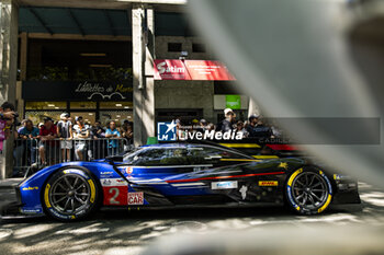 2024-06-07 - 02 BAMBER Earl (nzl), LYNN Alex (gbr), PALOU Alex (spa), Cadillac Racing, Cadillac V-Series.R #02, Hypercar, FIA WEC, ambiance during the Scrutineering of the 2024 24 Hours of Le Mans, 4th round of the 2024 FIA World Endurance Championship, on the Place de la République, from June 7 to 8, 2024 in Le Mans, France - 24 HEURES DU MANS 2024 - SCRUTINEERING - ENDURANCE - MOTORS