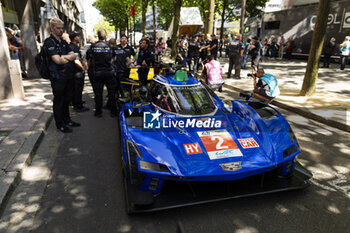 2024-06-07 - 02 BAMBER Earl (nzl), LYNN Alex (gbr), PALOU Alex (spa), Cadillac Racing, Cadillac V-Series.R #02, Hypercar, FIA WEC, ambiance during the Scrutineering of the 2024 24 Hours of Le Mans, 4th round of the 2024 FIA World Endurance Championship, on the Place de la République, from June 7 to 8, 2024 in Le Mans, France - 24 HEURES DU MANS 2024 - SCRUTINEERING - ENDURANCE - MOTORS