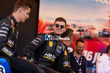 2024-06-07 - HANSON Philip (gbr), Hertz Team Jota, Porsche 963 #38, Hypercar, FIA WEC, portrait during the Scrutineering of the 2024 24 Hours of Le Mans, 4th round of the 2024 FIA World Endurance Championship, on the Place de la République, from June 7 to 8, 2024 in Le Mans, France - 24 HEURES DU MANS 2024 - SCRUTINEERING - ENDURANCE - MOTORS