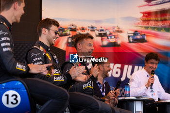 2024-06-07 - BUTTON Jenson (gbr), Hertz Team Jota, Porsche 963 #38, Hypercar, FIA WEC, portrait during the Scrutineering of the 2024 24 Hours of Le Mans, 4th round of the 2024 FIA World Endurance Championship, on the Place de la République, from June 7 to 8, 2024 in Le Mans, France - 24 HEURES DU MANS 2024 - SCRUTINEERING - ENDURANCE - MOTORS