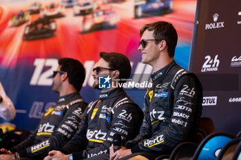 2024-06-07 - ILOTT Callum (gbr), Hertz Team Jota, Porsche 963 #12, Hypercar, FIA WEC, portrait during the Scrutineering of the 2024 24 Hours of Le Mans, 4th round of the 2024 FIA World Endurance Championship, on the Place de la République, from June 7 to 8, 2024 in Le Mans, France - 24 HEURES DU MANS 2024 - SCRUTINEERING - ENDURANCE - MOTORS